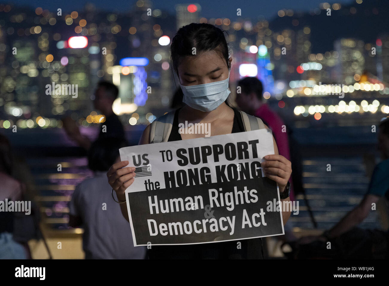 Tsim Sha Tsui, Hong Kong S.A.R. 23 Aug, 2019. Miles de manifestantes de crear la cadena humana de Hong Kong en Hong Kong, la Avenida de las estrellas en el puerto de Victoria en la 30ª annivesary waterfront de la cadena humana de los Balcanes como parte de la actual pro democracia, movimiento de protesta anti elab. Crédito: Adryel Talamantes/Zuma alambre/Alamy Live News Foto de stock