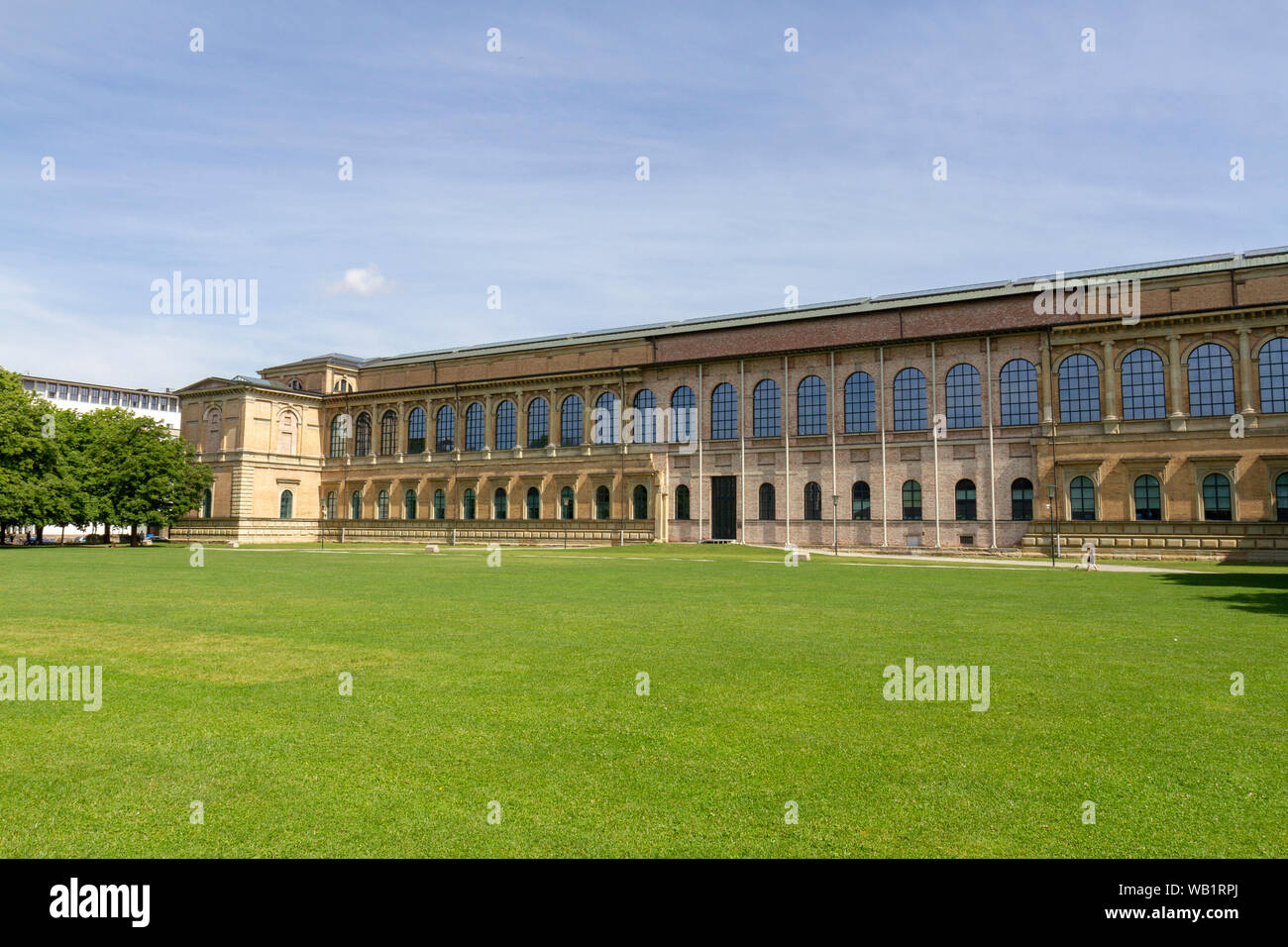 Orientado al sur-oeste de la fachada de la Alte Pinakothek, Munich, Baviera, Alemania. Foto de stock