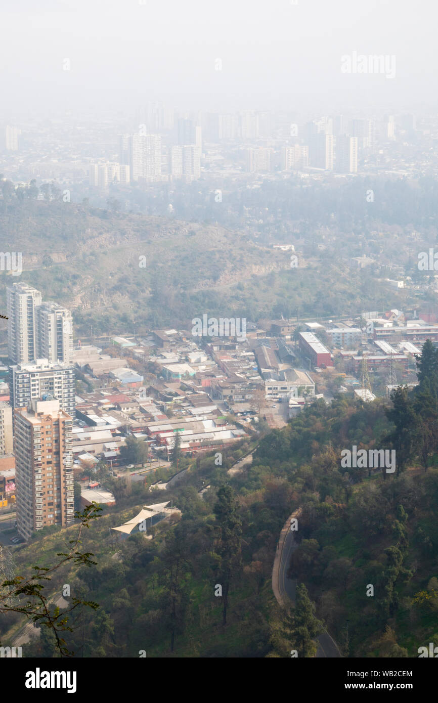 Los altos niveles de contaminación del aire oscurecer la vista sobre Santiago, Chile Foto de stock