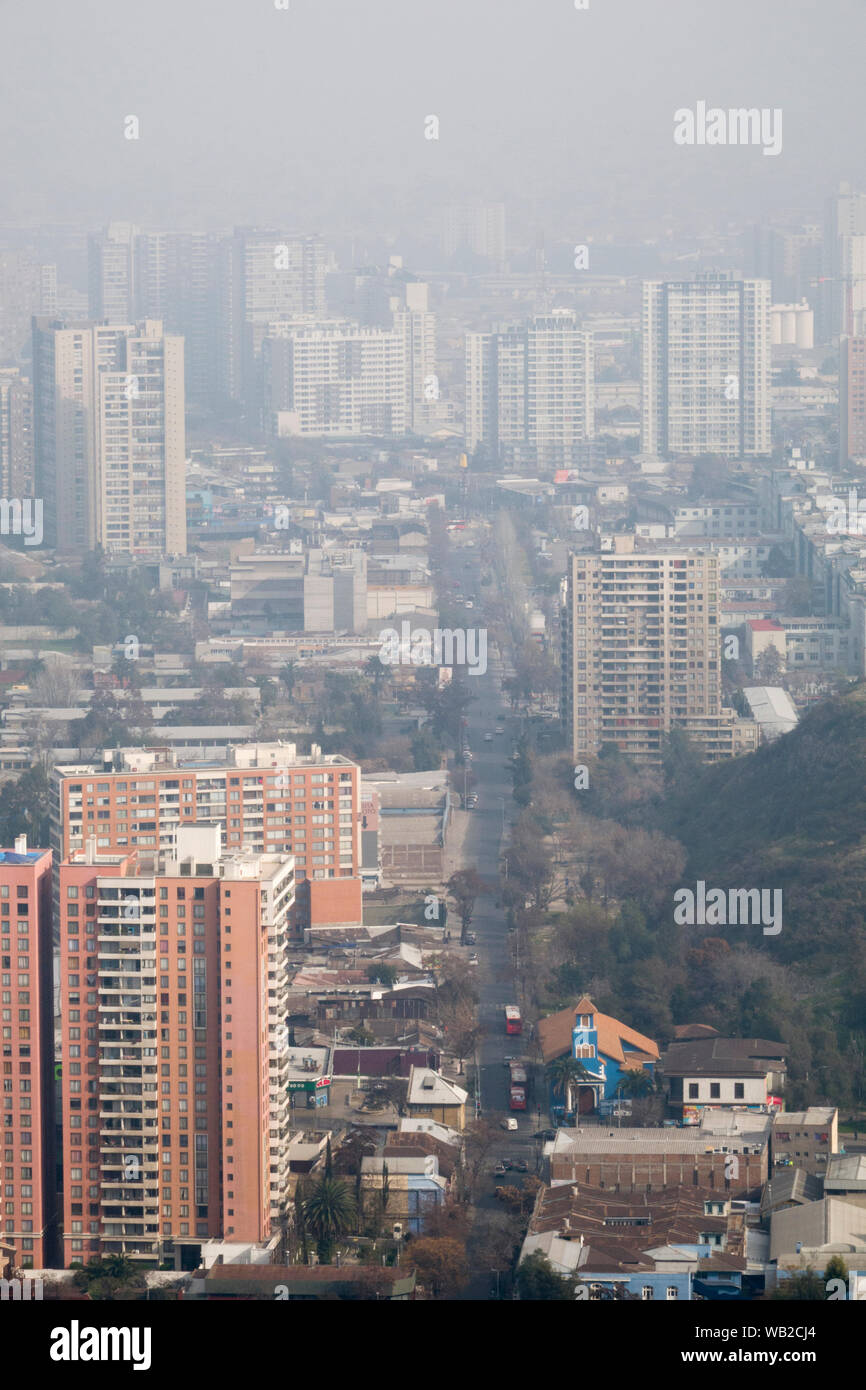 Los altos niveles de contaminación del aire oscurecer la vista sobre Santiago, Chile Foto de stock