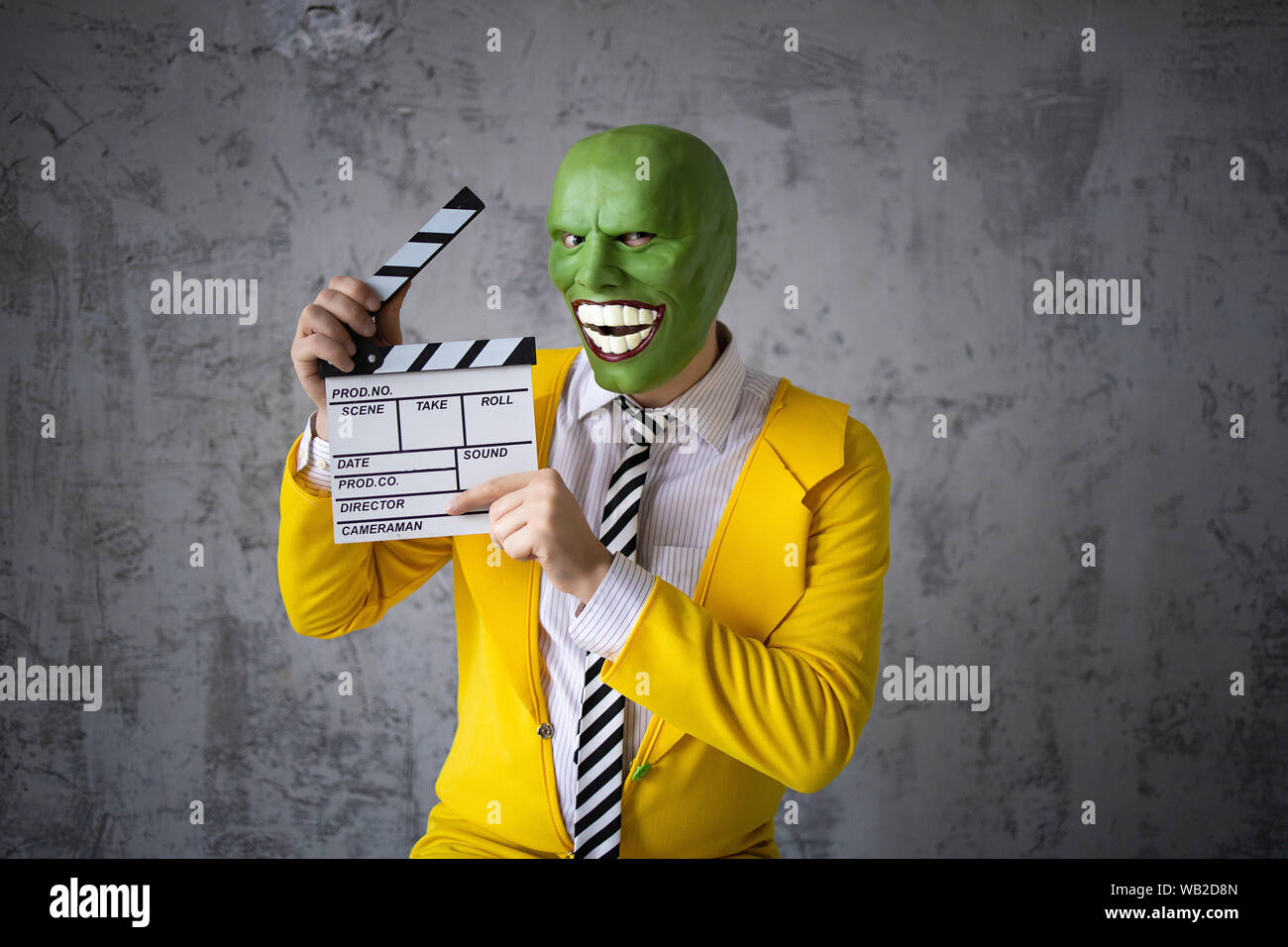 Jim Carey amarillo traje de máscara, máscara de color verde, como en la  película, el rodaje de una película en manos de un doble Fotografía de  stock - Alamy
