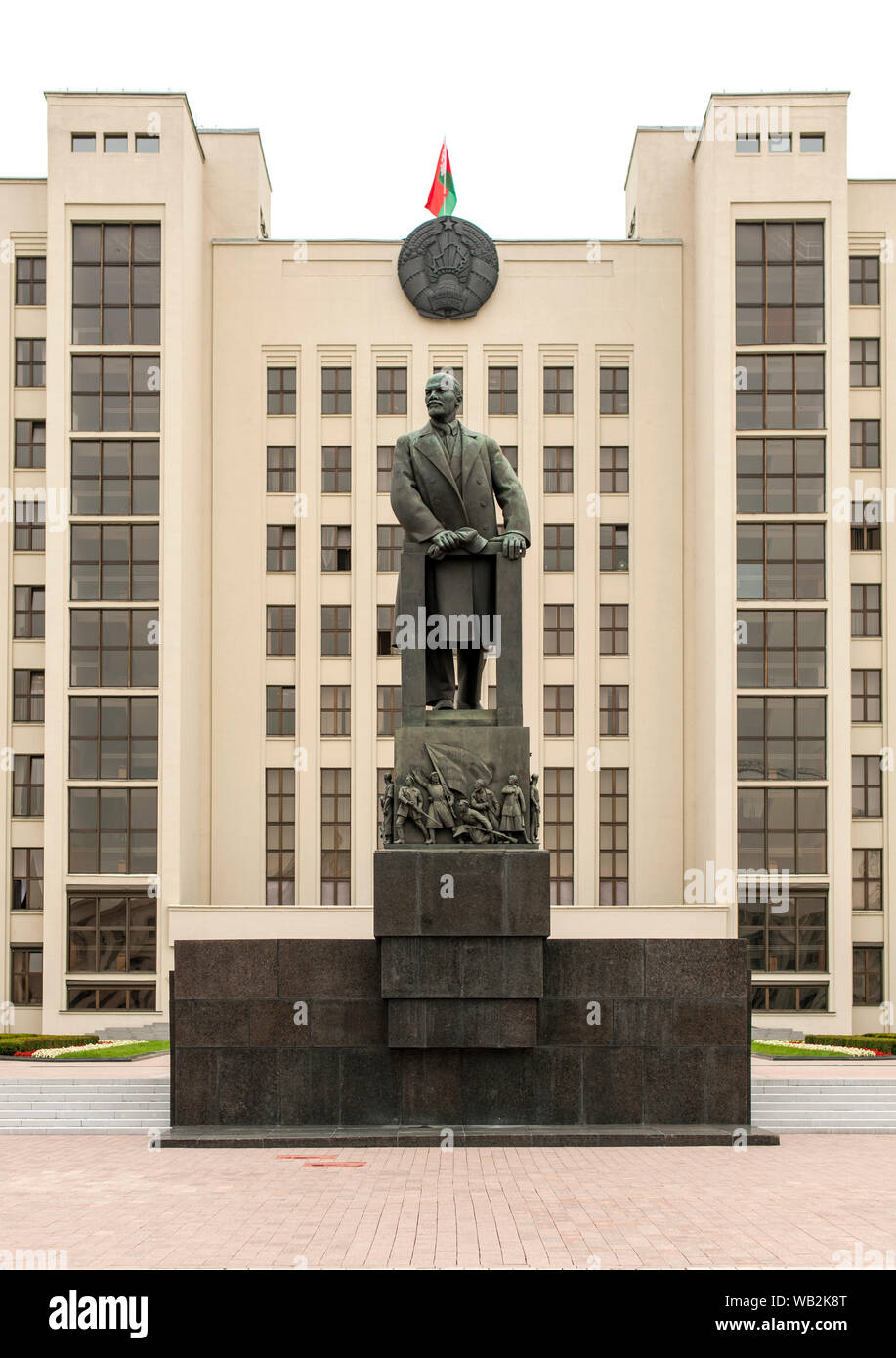 Estatua de Lenin frente a la Asamblea Nacional de Belarús /los edificios del parlamento en la Plaza de la independencia en Minsk, Bielorrusia. Foto de stock