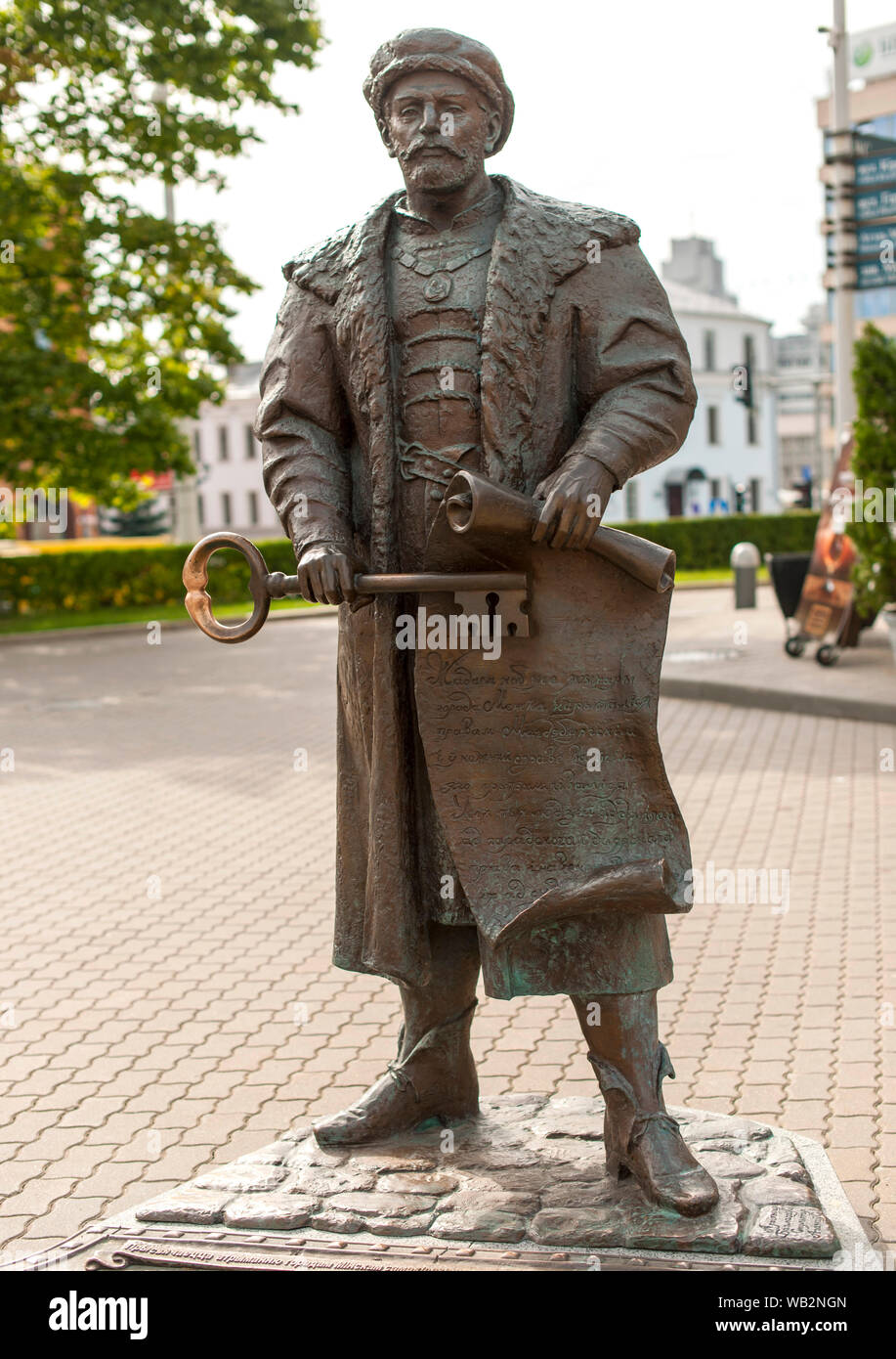 Aparentemente la estatua en bronce del alcalde de la ciudad de Minsk, sosteniendo la llave de la ciudad y la carta real y que simboliza la aceptación del estado de Foto de stock