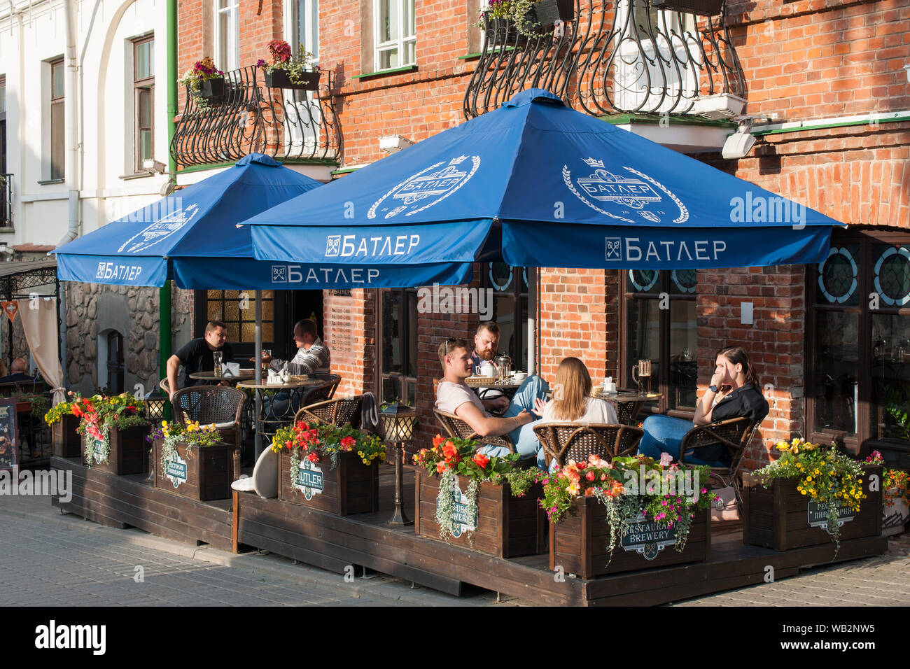 Patronos en un café en Hiercena street, en el centro histórico de la ciudad de Minsk, Belarús. Foto de stock