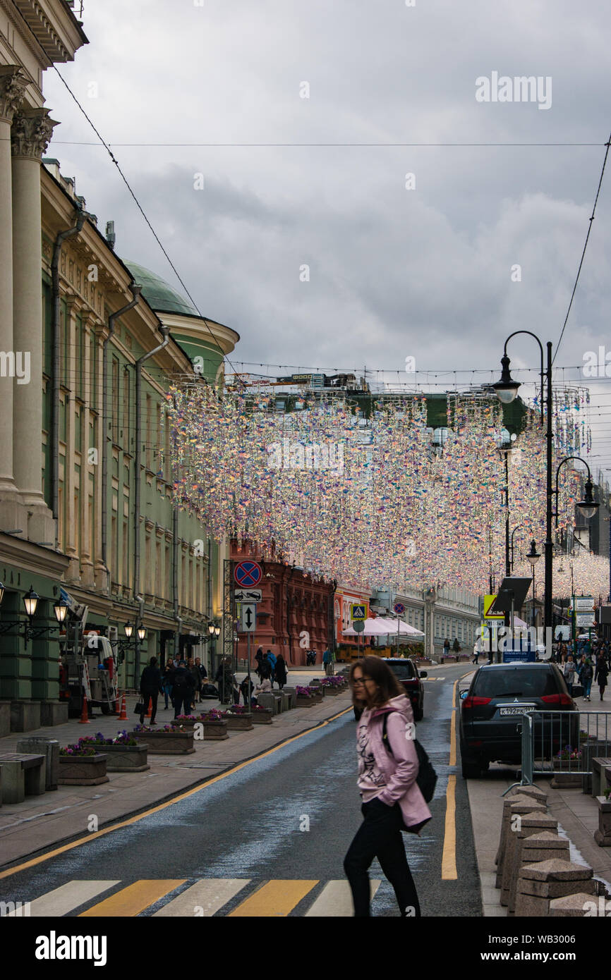 Rusia - Agosto de 2019. Moscú, turístico. Una de las calles es muy bonito decorado con lámparas de cristal colgantes. Diseño, Fotografía de stock -