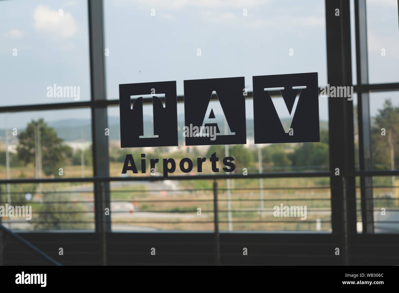 Logotipo de TAV Aeropuertos en Skopje, Macedonia Foto de stock