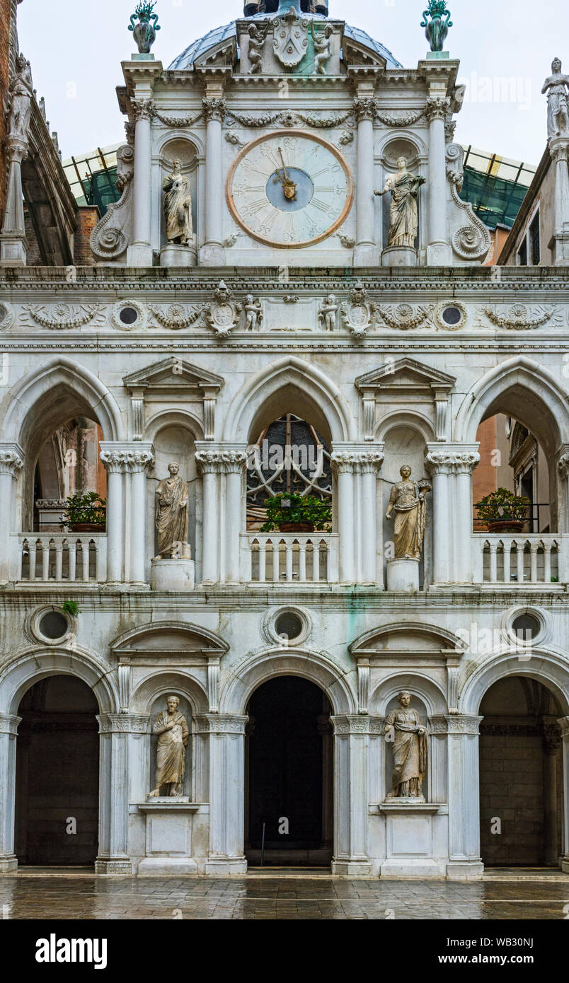 La Facciata dell'Orologio (fachada del reloj) con estatuas por Bartolomeo Monopola, patio del Palacio Ducal (Palazzo Ducale), Venecia, Italia Foto de stock