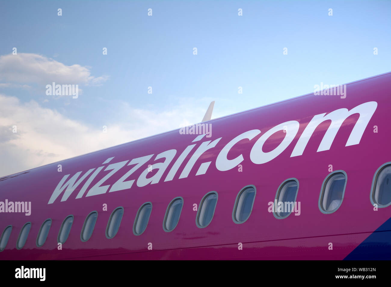 Primer plano de WizzAir avión con logo Foto de stock