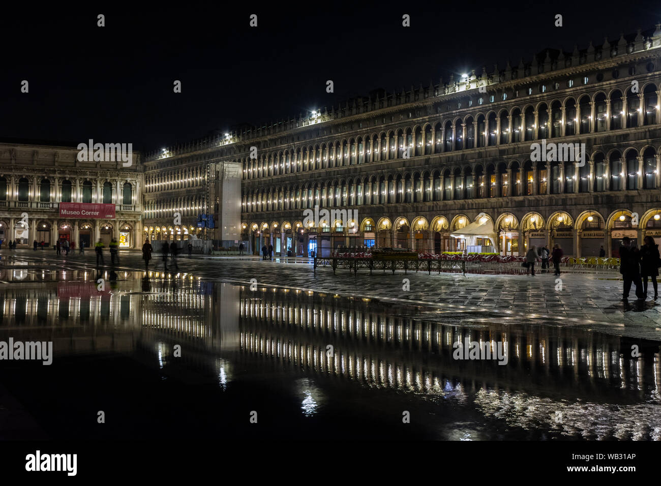 Las Procuratie Vecchie en la Piazza San Marco por la noche, durante una acqua alta (HIGH), caso del agua, la Plaza de San Marcos, en Venecia, Italia Foto de stock