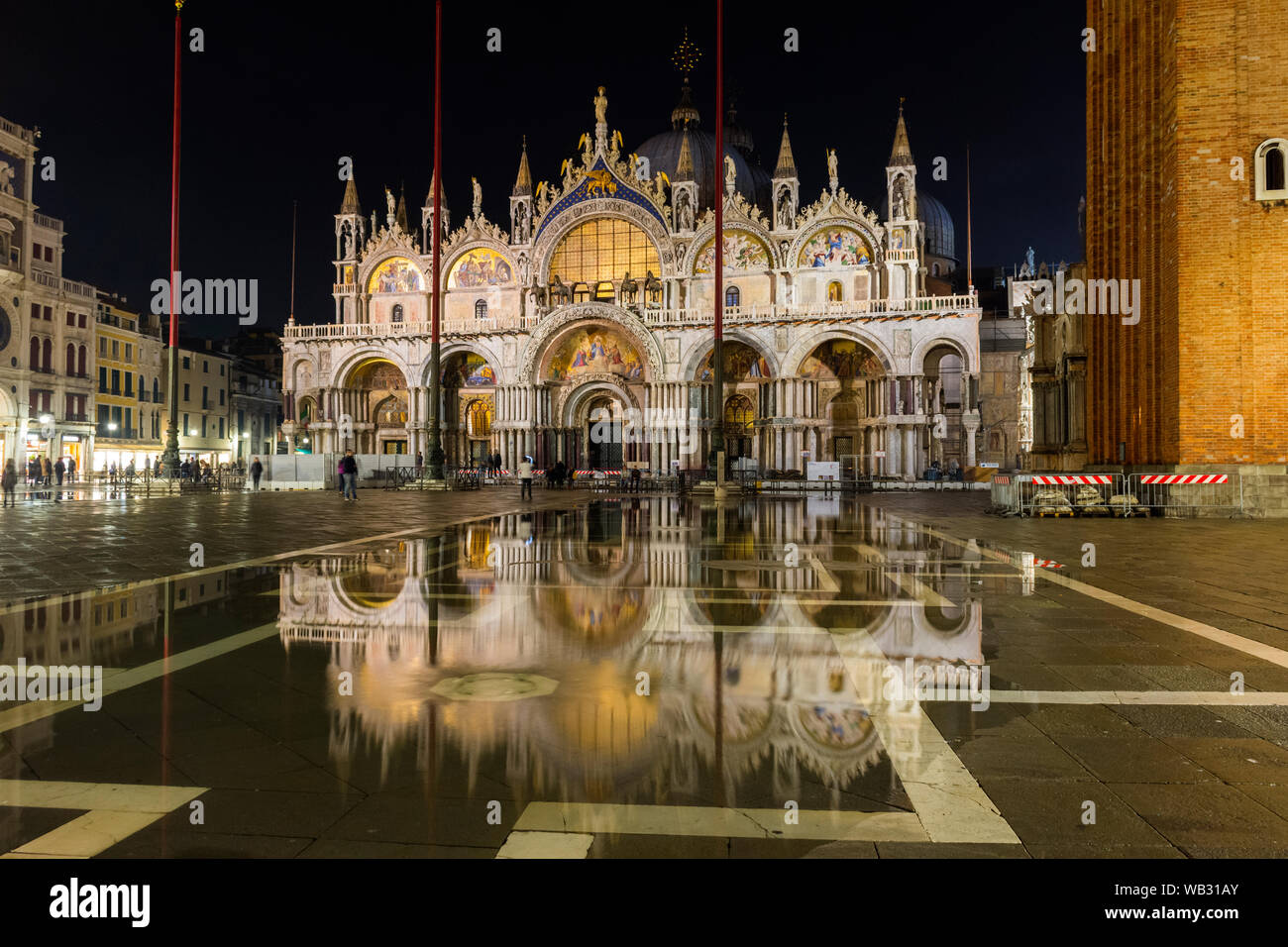 La fachada oeste de la Basilica di San Marco (Basílica de San Marcos) por la noche durante una acqua alta (HIGH), caso del agua, la Plaza de San Marcos, en Venecia, Italia Foto de stock