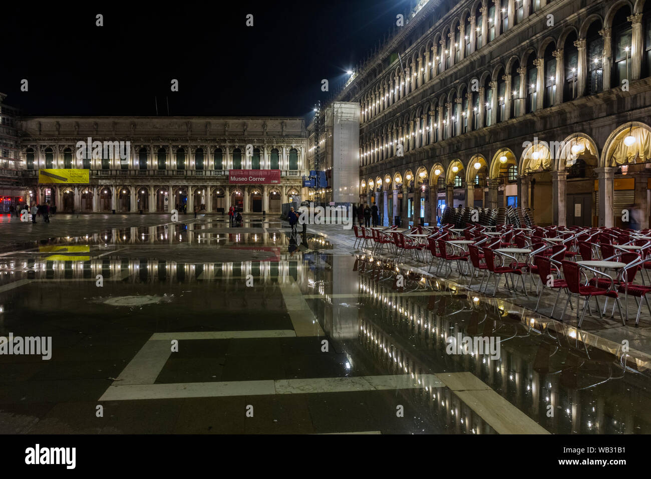Las Procuratie Vecchie (derecha) en la Piazza San Marco por la noche, durante una acqua alta (HIGH), caso del agua, la Plaza de San Marcos, en Venecia, Italia Foto de stock