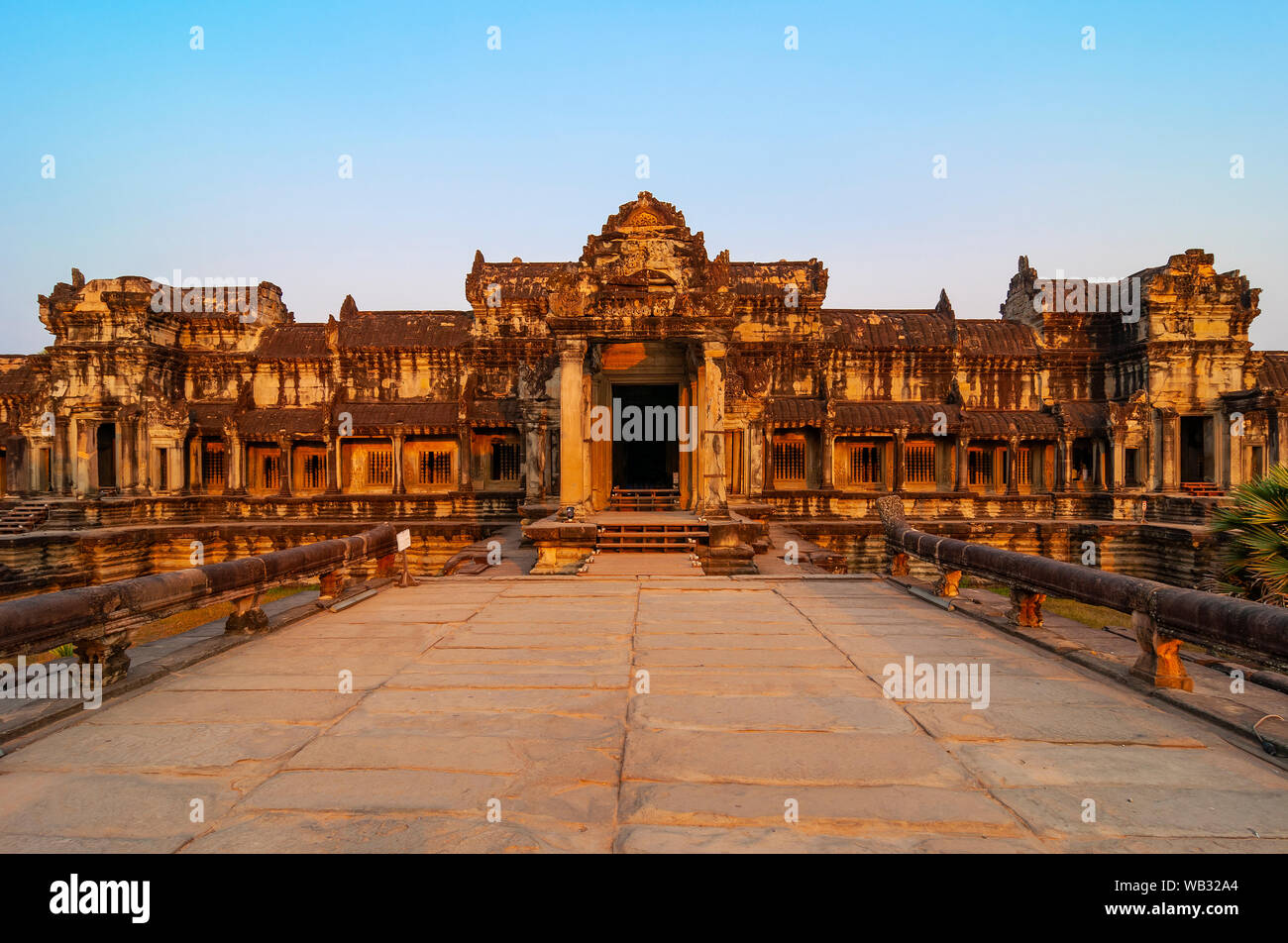 Edificio de entrada de Angkor Wat al atardecer, Siem Reap, Camboya. Foto de stock