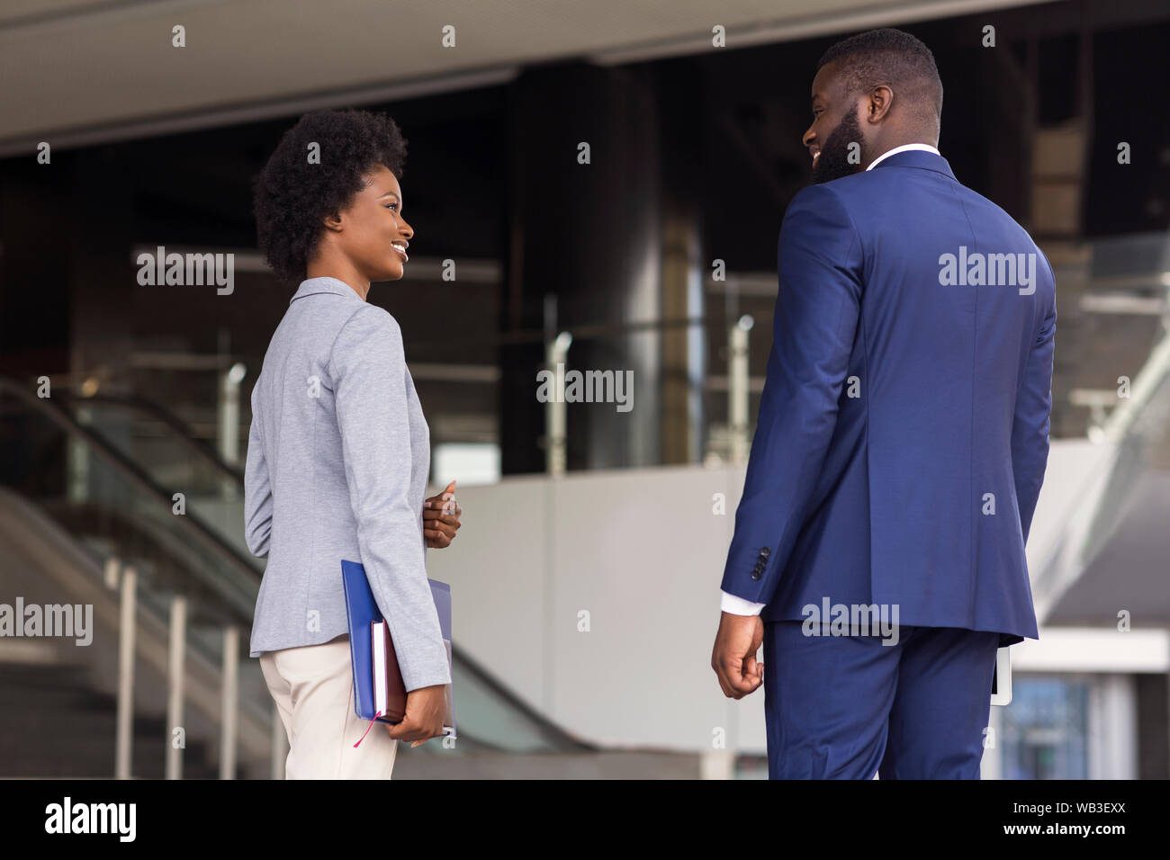 Compañeros africanos atractivo tener agradable charla juntos Foto de stock