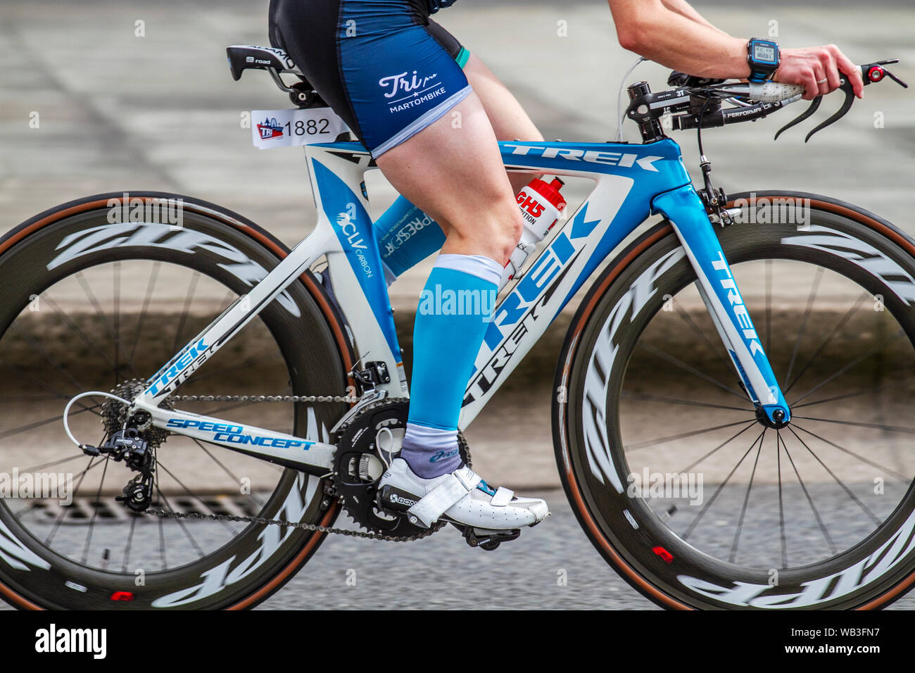 No.1882 Trek Frameset; marco de ciclo blanco azul, ruedas para bicicleta de  primer plano, rueda para bicicleta de carretera, prueba de tiempo TT,  bicicletas de fibra de carbono triatlón, carreras profesionales de