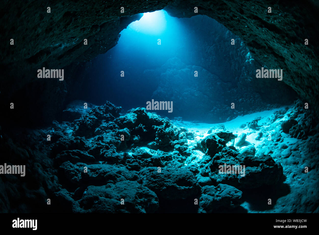 Los rayos de luz solar en la cueva submarina Foto de stock