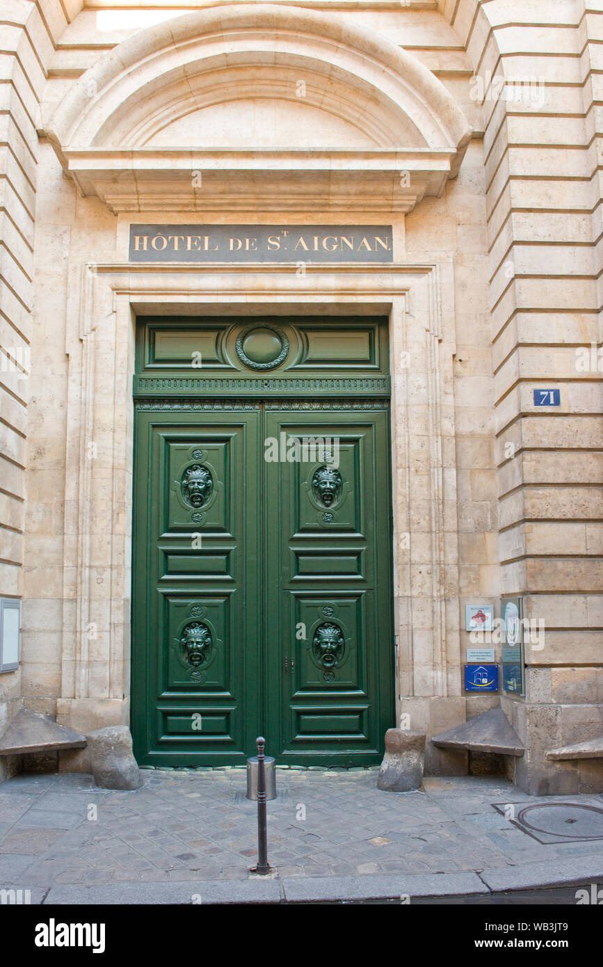 Puerta del Hôtel de Saint-Aignan. París, Francia Foto de stock