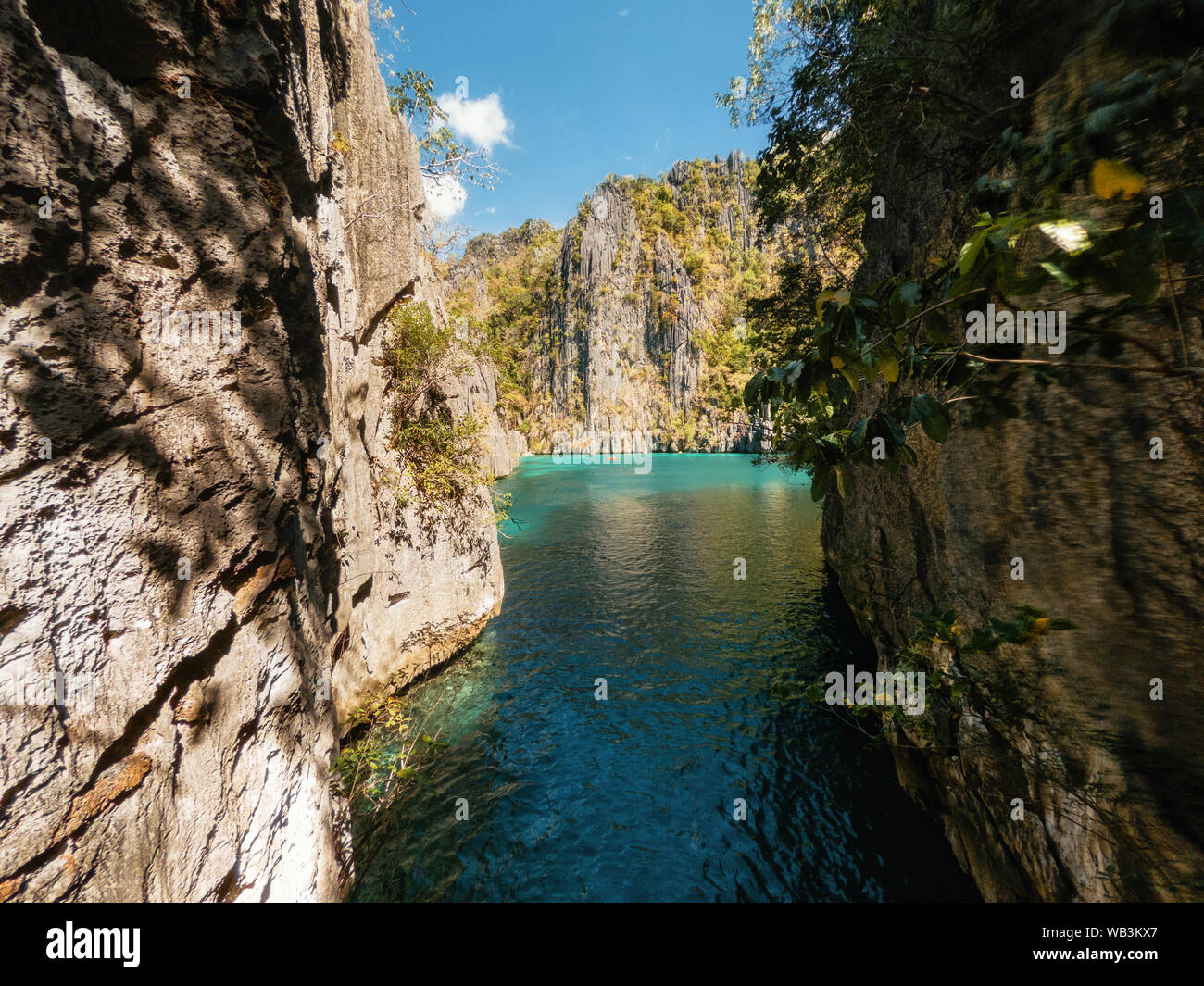 Vistas a la laguna tropical Twin con el agua azul entre las rocas, Coron island. En Palawan, Filipinas. Foto de stock