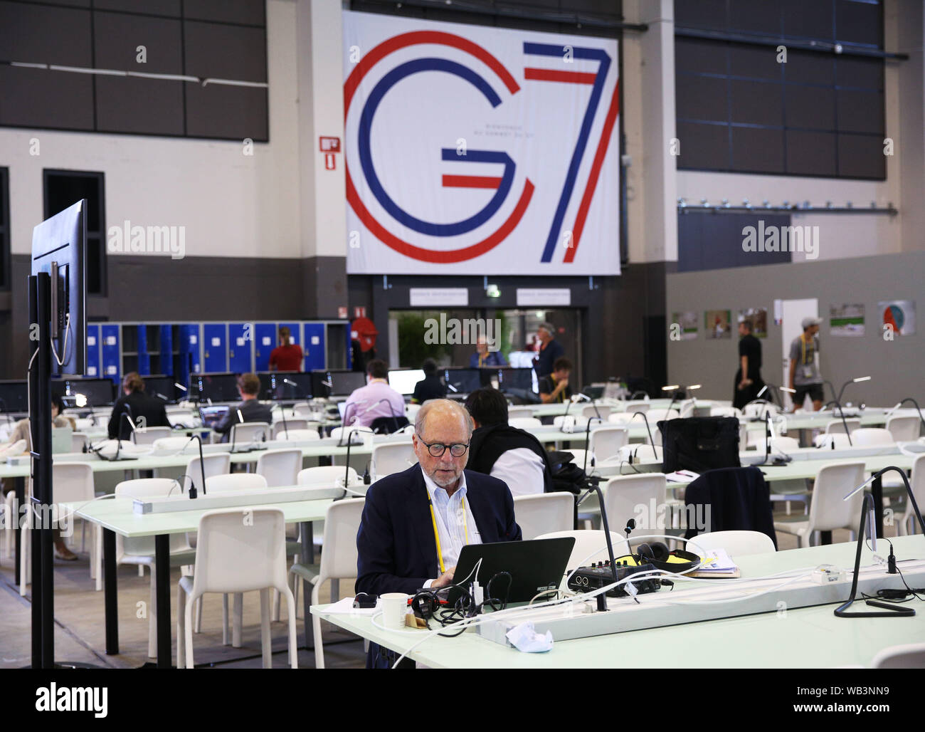 Biarritz, Francia. 24 Aug, 2019. Los periodistas trabajan en la cumbre del G7, pulsa el botón del centro de Biarritz, al sudoeste de Francia, el 23 de agosto, 2019. Crédito: Gao Jing/Xinhua/Alamy Live News Foto de stock
