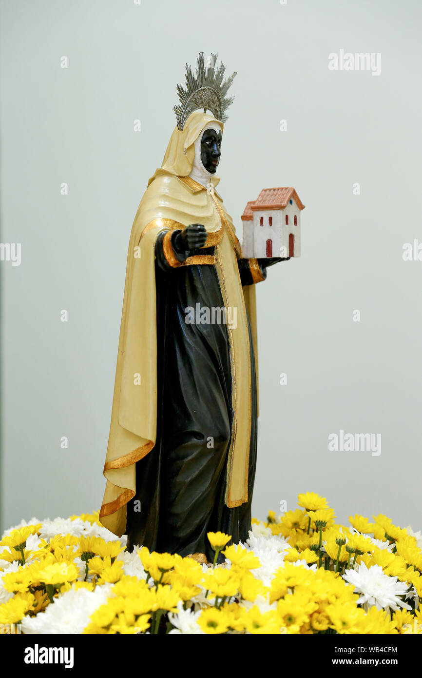 Estatua de Santa Ifigenia en la iglesia - Santa Ifigenia de Abisinia - Ifigenia de Etiopía Foto de stock