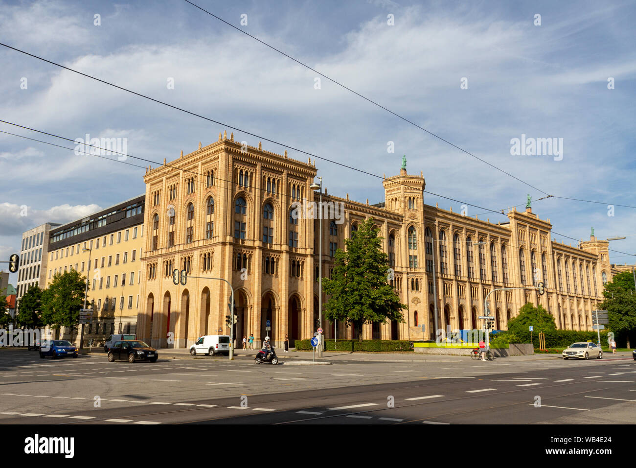 Las oficinas de gobierno, ornamentado "Regierung von Oberbayern en Maximilianstrasse, Munich, Baviera, Alemania. Foto de stock