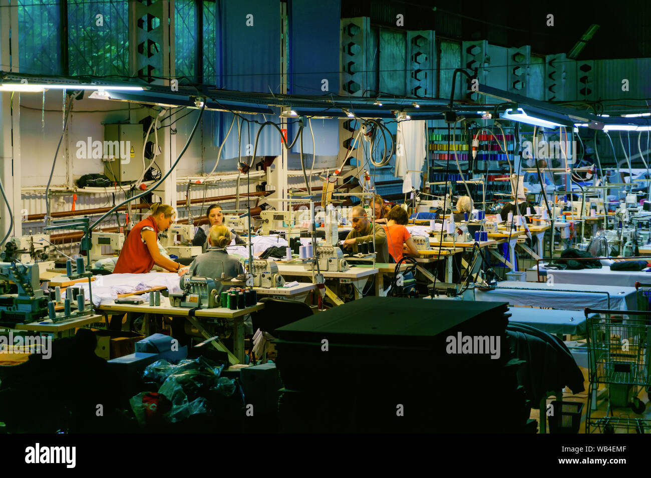 Perm, Rusia - Junio 17, 2019: taller de costura en una pequeña fábrica de ropa  deportiva de la marca local Fotografía de stock - Alamy