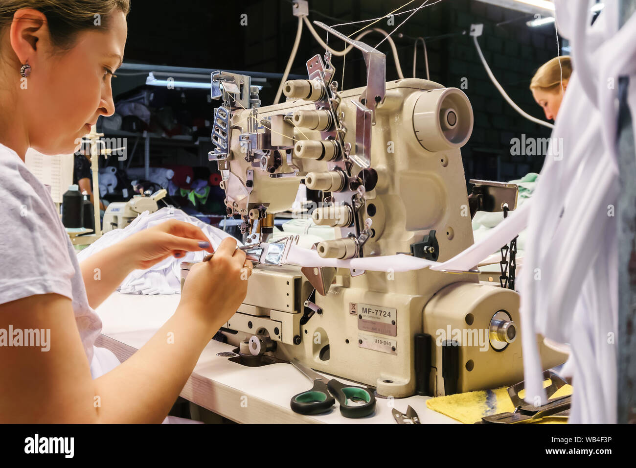 Perm, Rusia - Junio 17, 2019: las costureras en el taller de costura en una  pequeña fábrica de ropa deportiva de la marca local Fotografía de stock -  Alamy