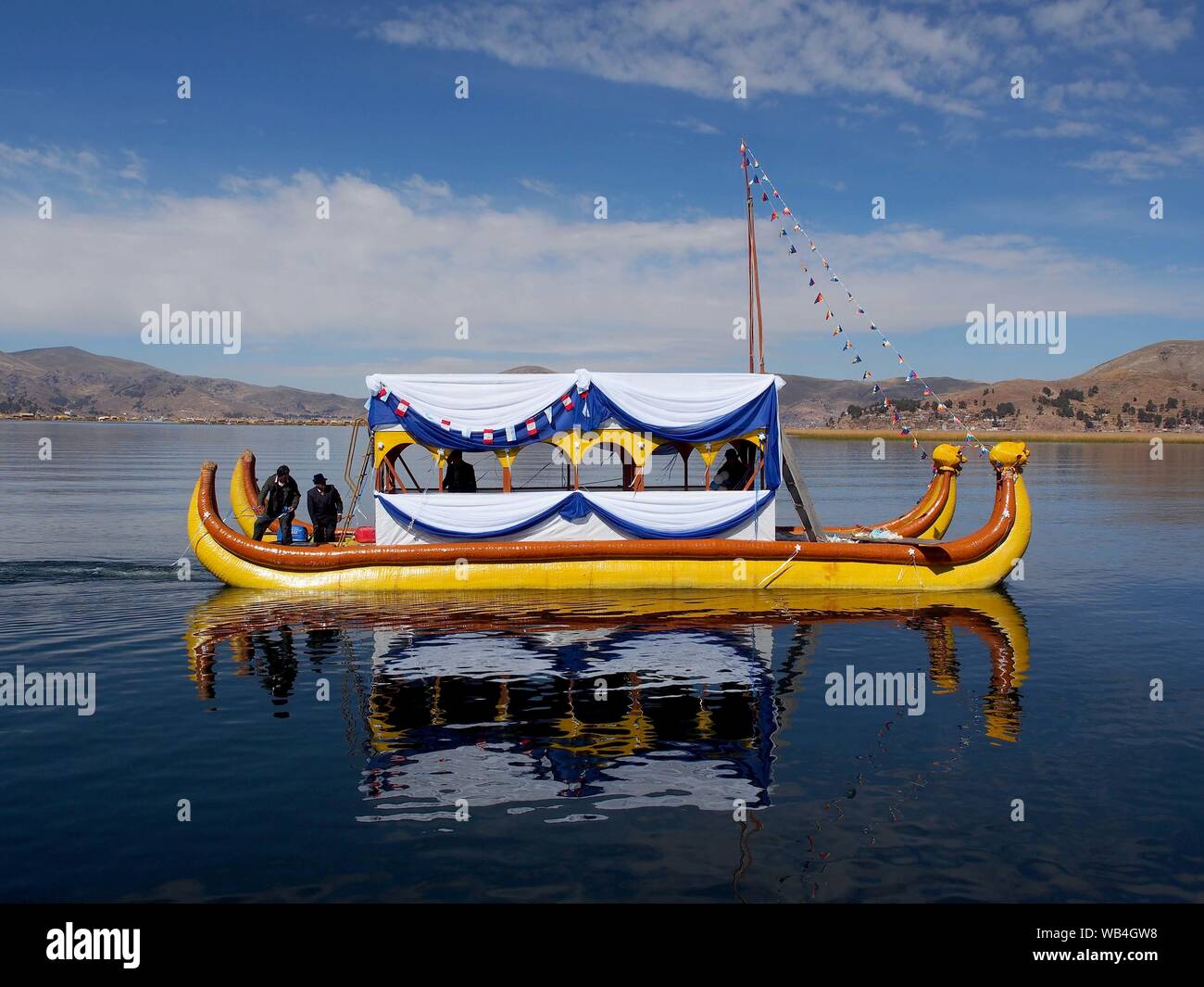 Un típico Uro boda balse de totora en el Lago Titicaca. El Uru o los Uros  son un pueblo indígena del Perú y Bolivia, que viven en un radio aproximado  de cien
