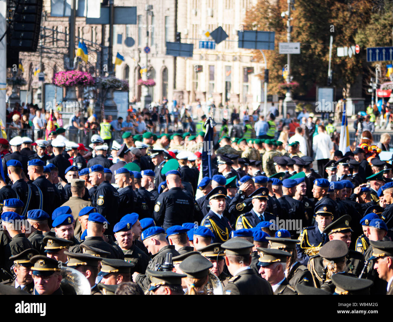 Los músicos de la banda militar antes de su actuación, durante las celebraciones.El Presidente Vladimir Zelensky, líder del Estado, militares APU, voluntarios, atletas destacados ucranianos y otros participaron en la Procesión de la dignidad dedicada al 28º aniversario del Día de la independencia de Ucrania, celebrado en Kiev. Foto de stock