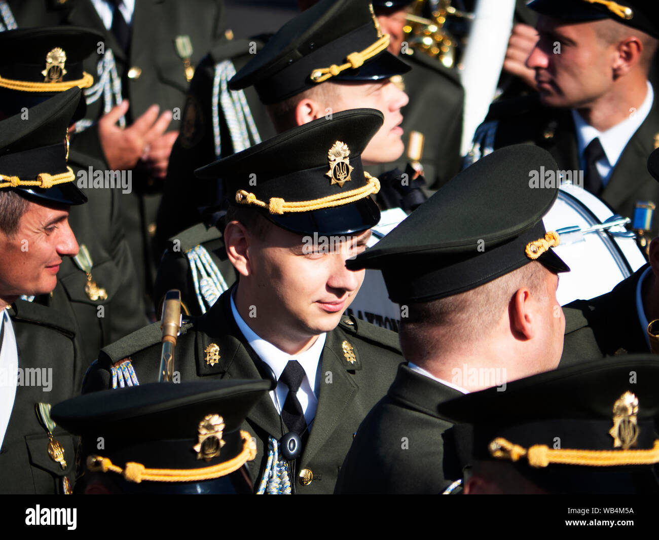 Los músicos de la banda militar antes de su actuación, durante las celebraciones.El Presidente Vladimir Zelensky, líder del Estado, militares APU, voluntarios, atletas destacados ucranianos y otros participaron en la Procesión de la dignidad dedicada al 28º aniversario del Día de la independencia de Ucrania, celebrado en Kiev. Foto de stock