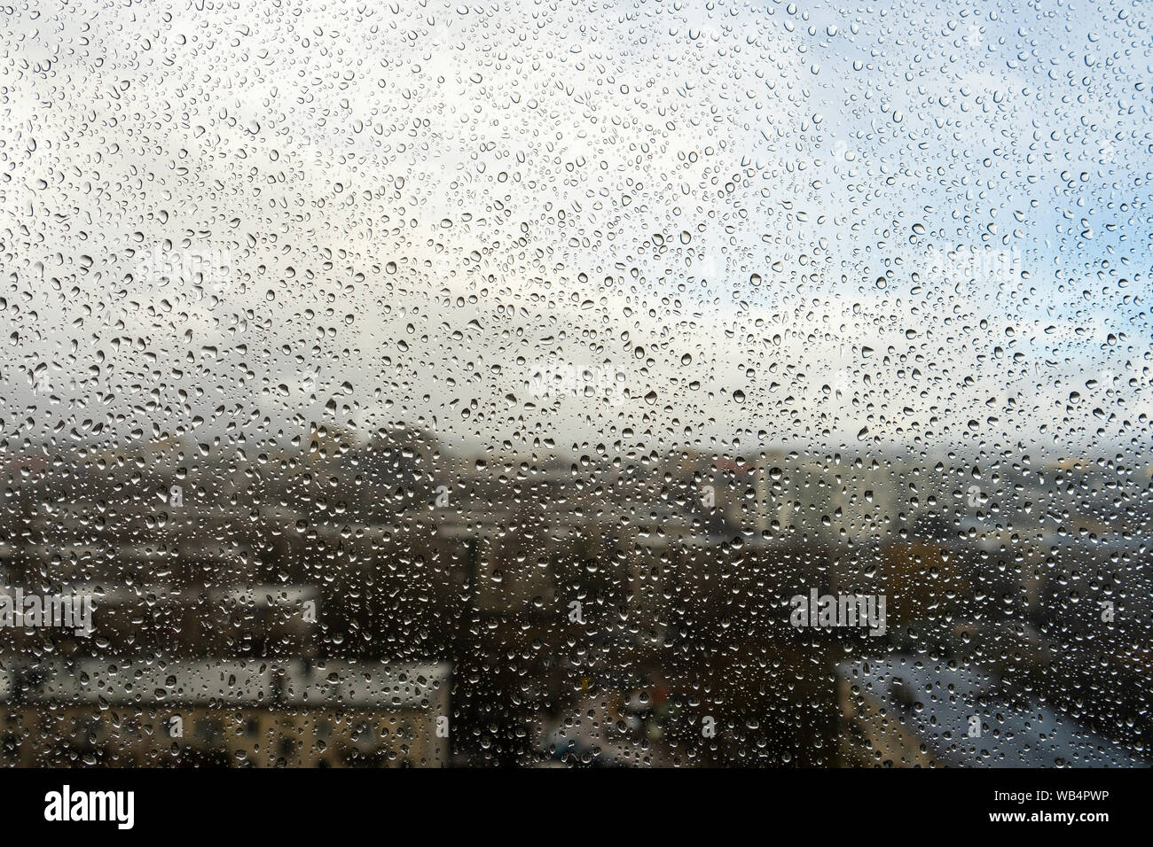 Gotas de lluvia en la ventana. Paisaje a través del cristal húmedo. Metáfora de mal humor, la depresión y la tristeza Foto de stock