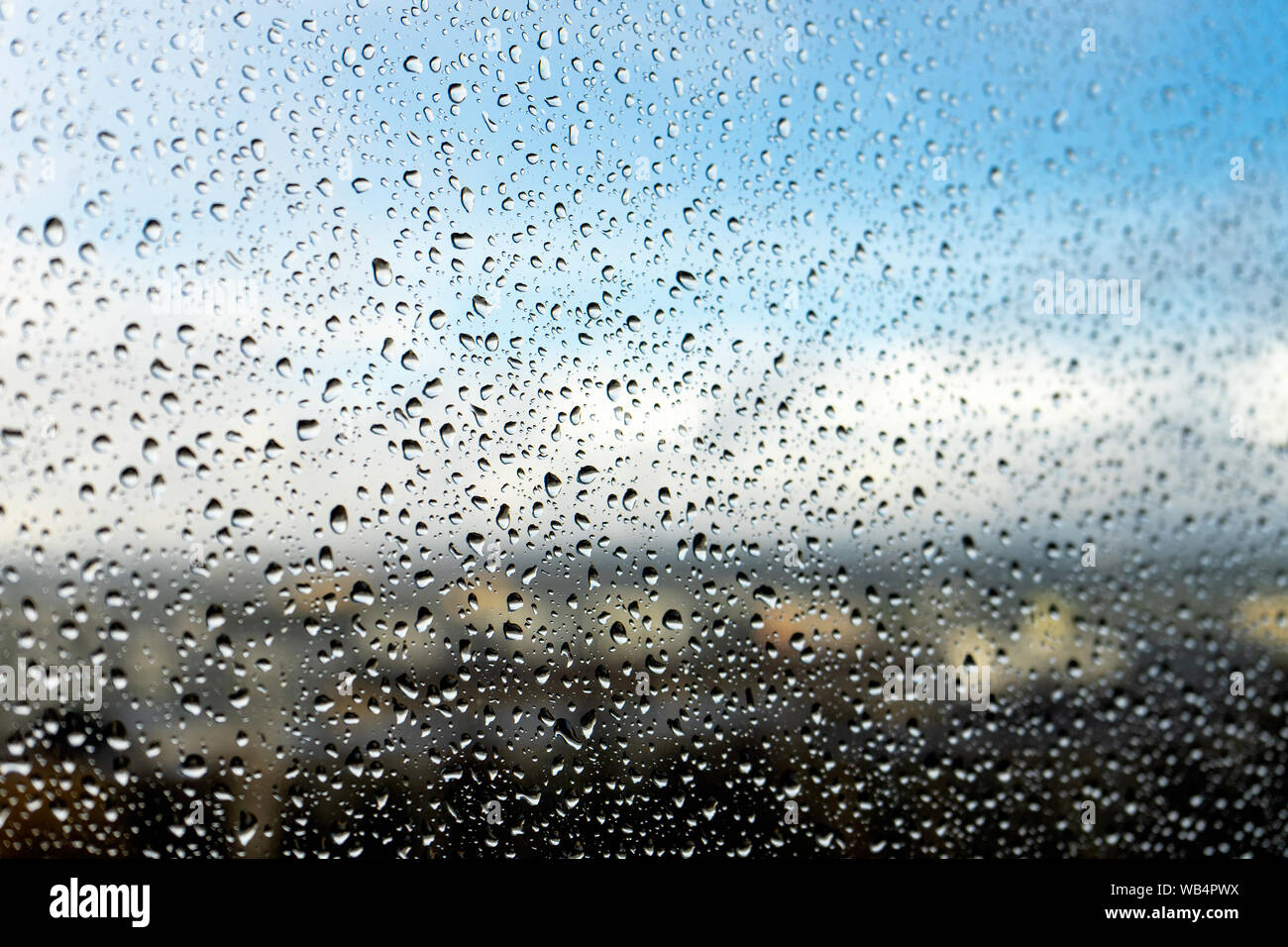 Gotas de lluvia en la ventana. Paisaje a través del cristal húmedo. Metáfora de mal humor, la depresión y la tristeza Foto de stock