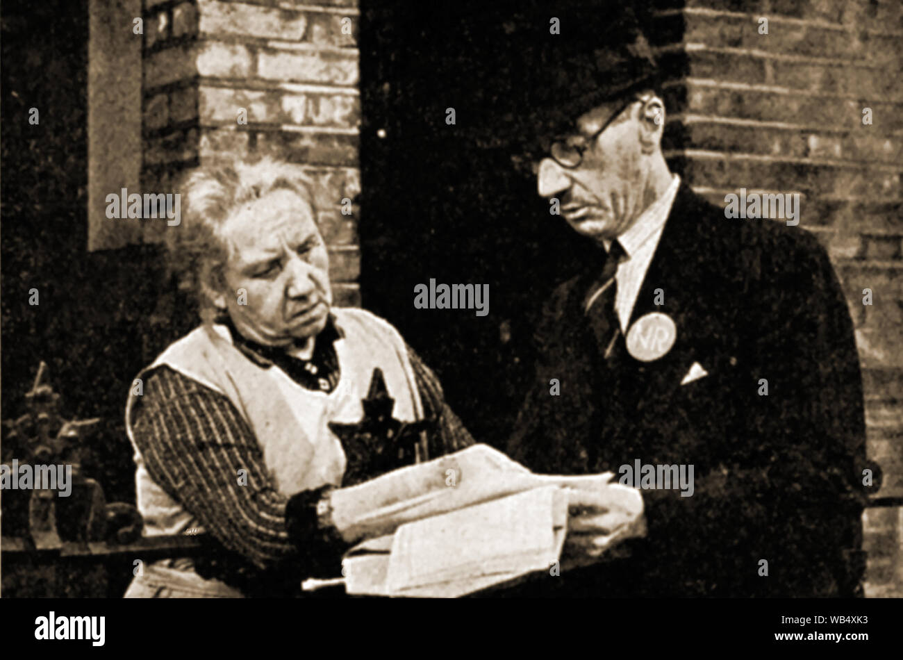 Ley de registro nacional de 1939 - Septiembre de 1939 - Un enumerador visita un hogar en el Reino Unido para entregar un formulario de inscripción obligatoria a un dueño de casa. Día nacional de registro fue el 29 de septiembre de 1939 . Un sistema de tarjetas de identidad fue introducido. La Ley de Registro Nacional de 1939 fue derogada el 22 de mayo de 1952 Foto de stock