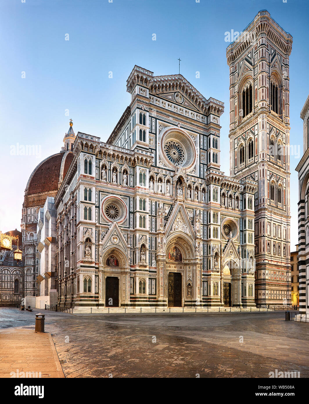 Italia. La catedral de Florencia. La fachada y el campanario de Giotto. Foto de stock
