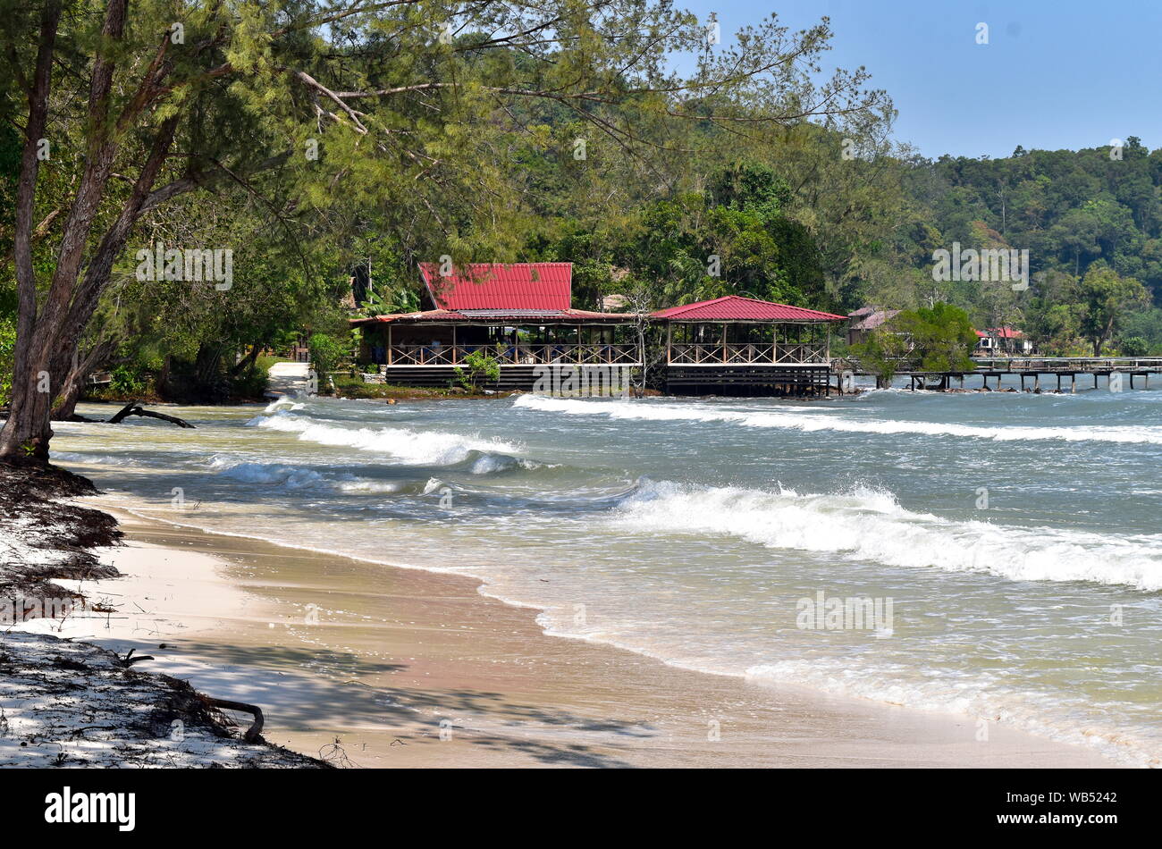 Sarracena idílica playa de la bahía de la isla tropical de Koh Rong Samloem en Camboya Foto de stock
