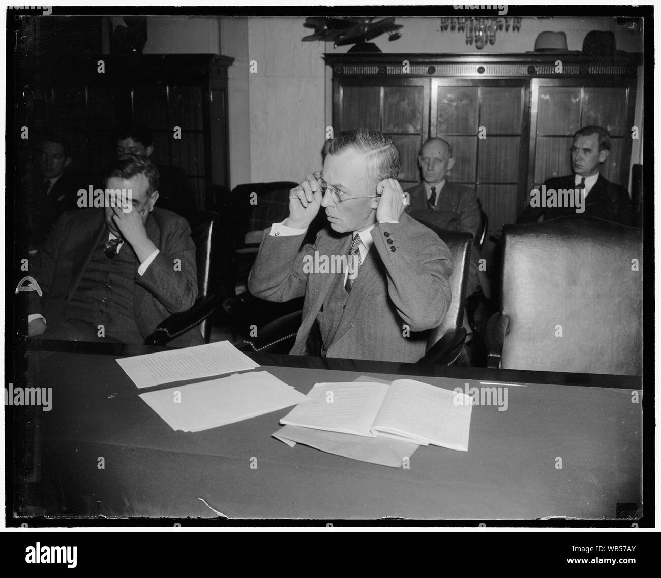 Elmer J. Cunningham, de Nat'l Assoc. de fabricantes & ex Pres. de Radio Corp. of America, testificando ante el Senado Poder Judicial Comm. Resumen/medio: 1 negativo : cristal ; 4 x 5 pulg. o menos Foto de stock