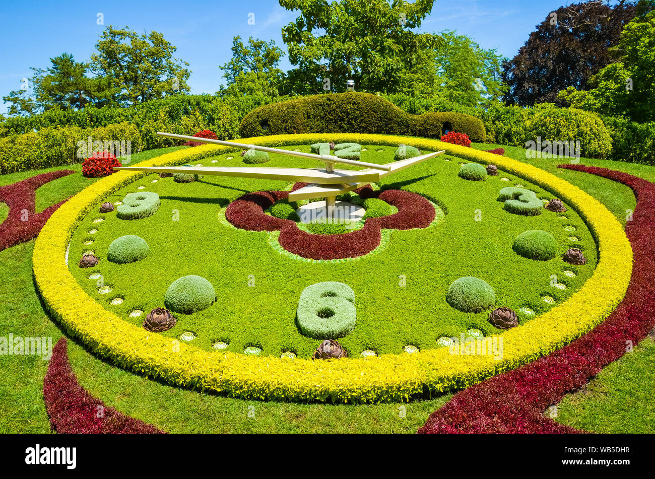 Reloj de Flores en Ginebra, Suiza. L'horloge fleurie en francés, reloj de flores al aire libre situado en el lado occidental del parque Jardin Anglais. Creado en 1955 como un símbolo de la ciudad de relojeros. Foto de stock