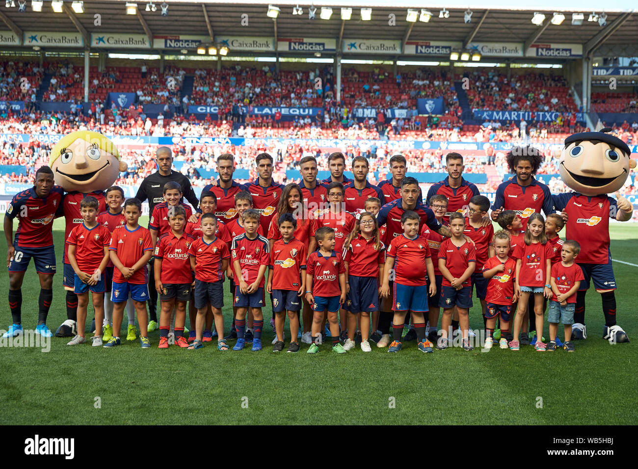 Principal equipo del CA Osasuna y los niños de la fundación Osasuna visto antes la liga española de fútbol de la Liga de Santander, el partido entre el CA Osasuna y SD Eibar en el estadio El Sadar de Pamplona.(puntuación final; CA Osasuna 0:0 SD Eibar). Foto de stock