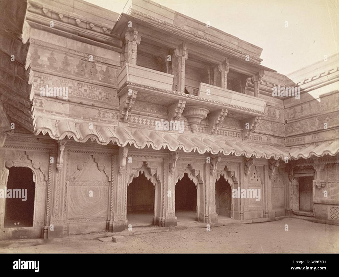 Cara oriental del patio interior de la fortaleza de Gwalior Man Mandir. Foto de stock