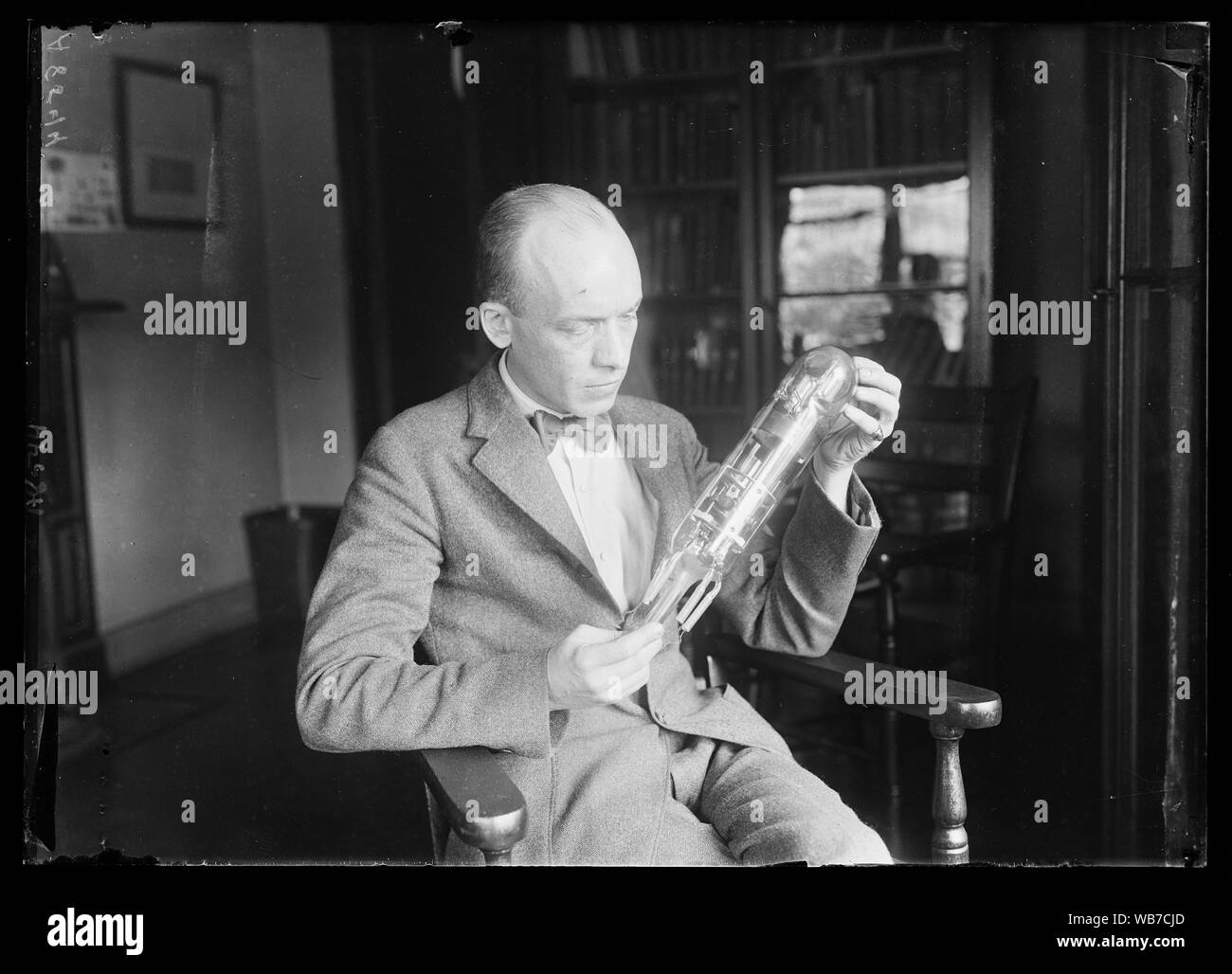 Primera radio de tubo de vacío. Carl W. Mitman, Curador de ingeniería,  nosotros Nat'l museo, la celebración de lo que se cree es la primera radio  del tubo. Fue realizado en 1898