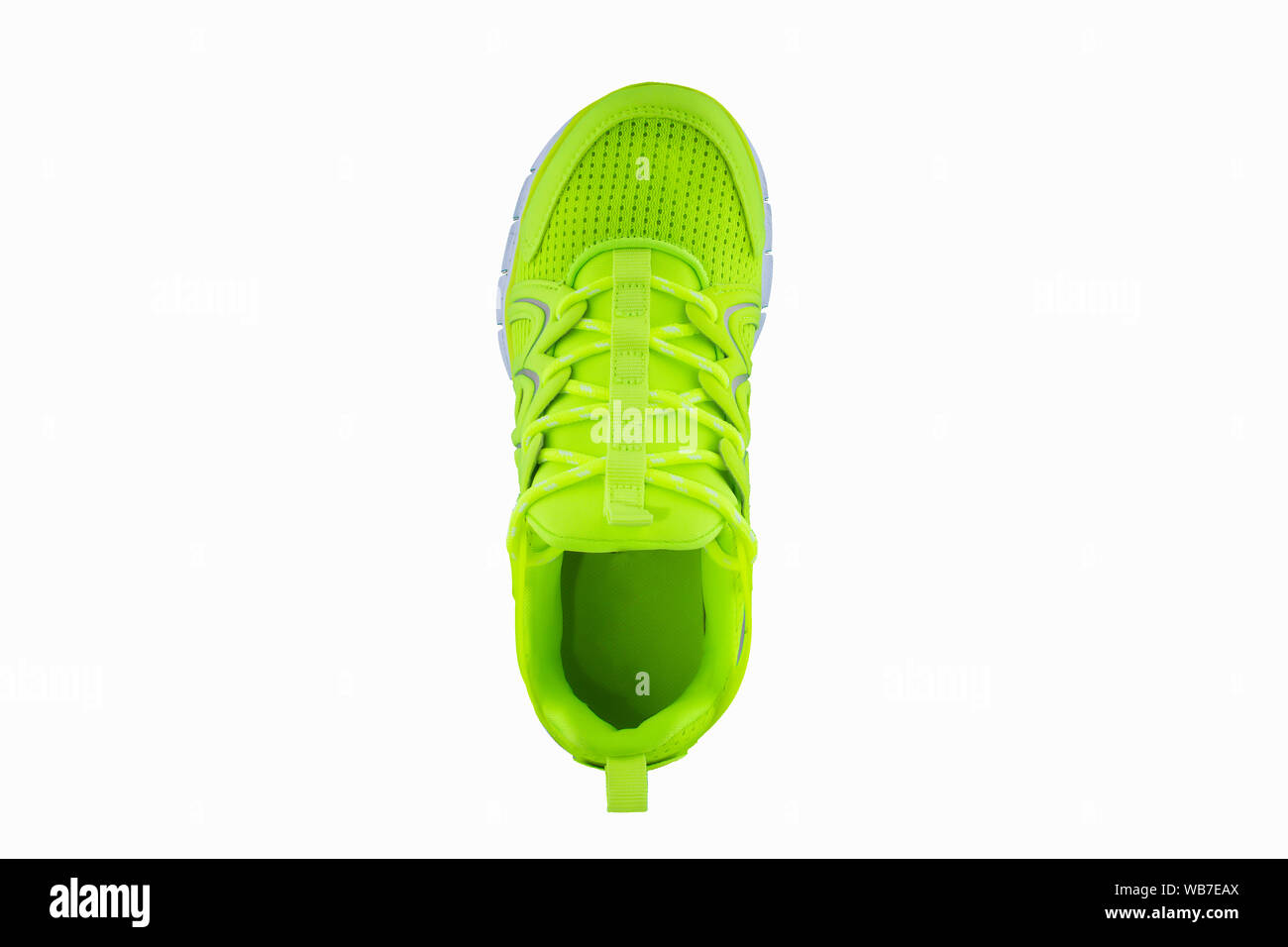 salami relé su Zapatillas de color verde brillante. Calzado deportivo sobre un fondo  blanco, vista superior Fotografía de stock - Alamy