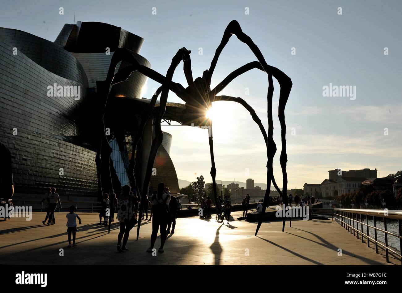 (190825) -- BEIJING, Agosto 25, 2019 (Xinhua) -- Las personas se ven en la plaza exterior del Museo Guggenheim Bilbao en Bilbao, España, 23 de agosto de 2019. (Xinhua/Guo Qiuda) Foto de stock