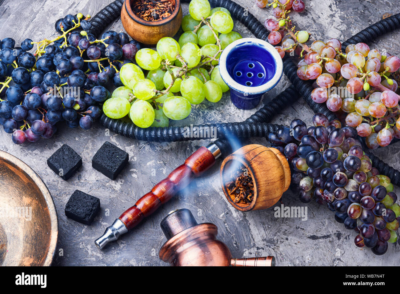 Shisha tabaco con sabor a uva.Nargile con uvas.fruta turca narguile tabaco  Fotografía de stock - Alamy