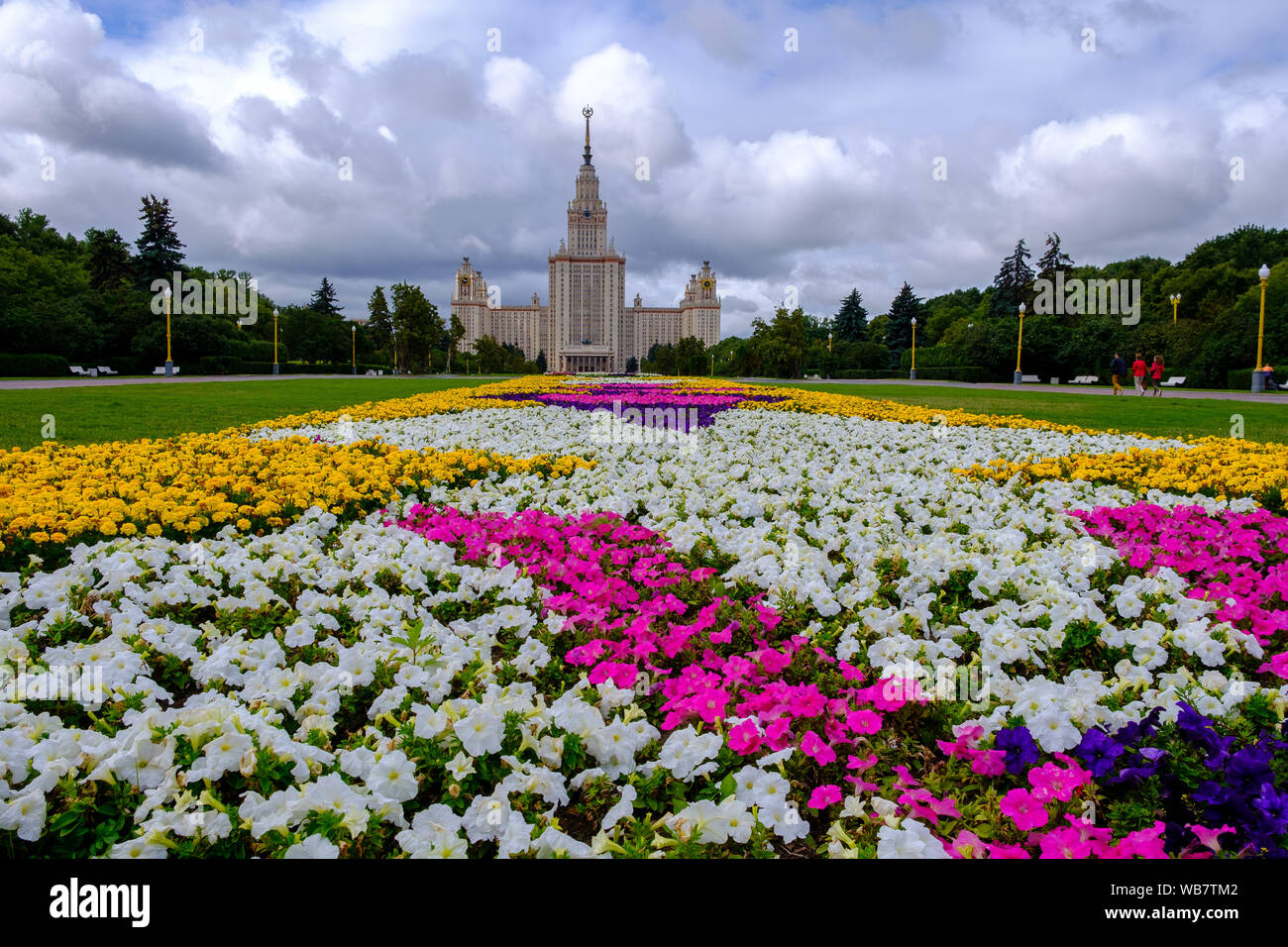 Moscú, Rusia - Agosto 1, 2019: la Universidad Estatal de Moscú Lomonosov edificio principal en Sparrow Hills Foto de stock