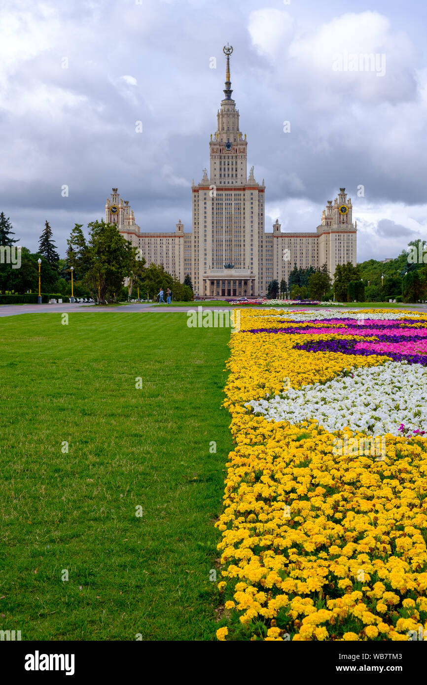 Moscú, Rusia - Agosto 1, 2019: la Universidad Estatal de Moscú Lomonosov edificio principal en Sparrow Hills Foto de stock