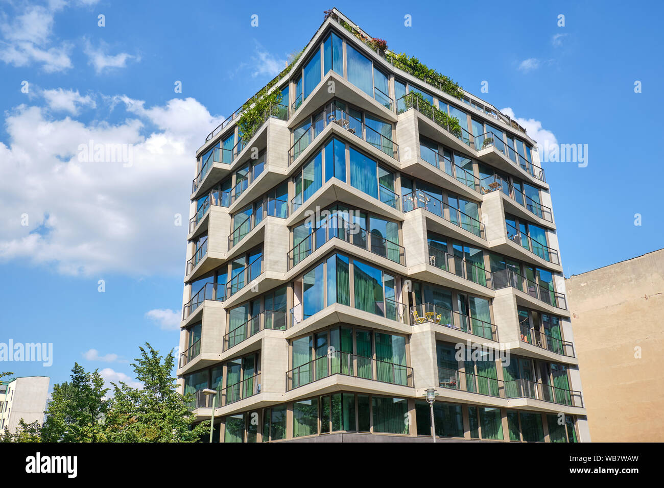 Moderno edificio con ventanales de suelo a techo visto en Berlín, Alemania Foto de stock