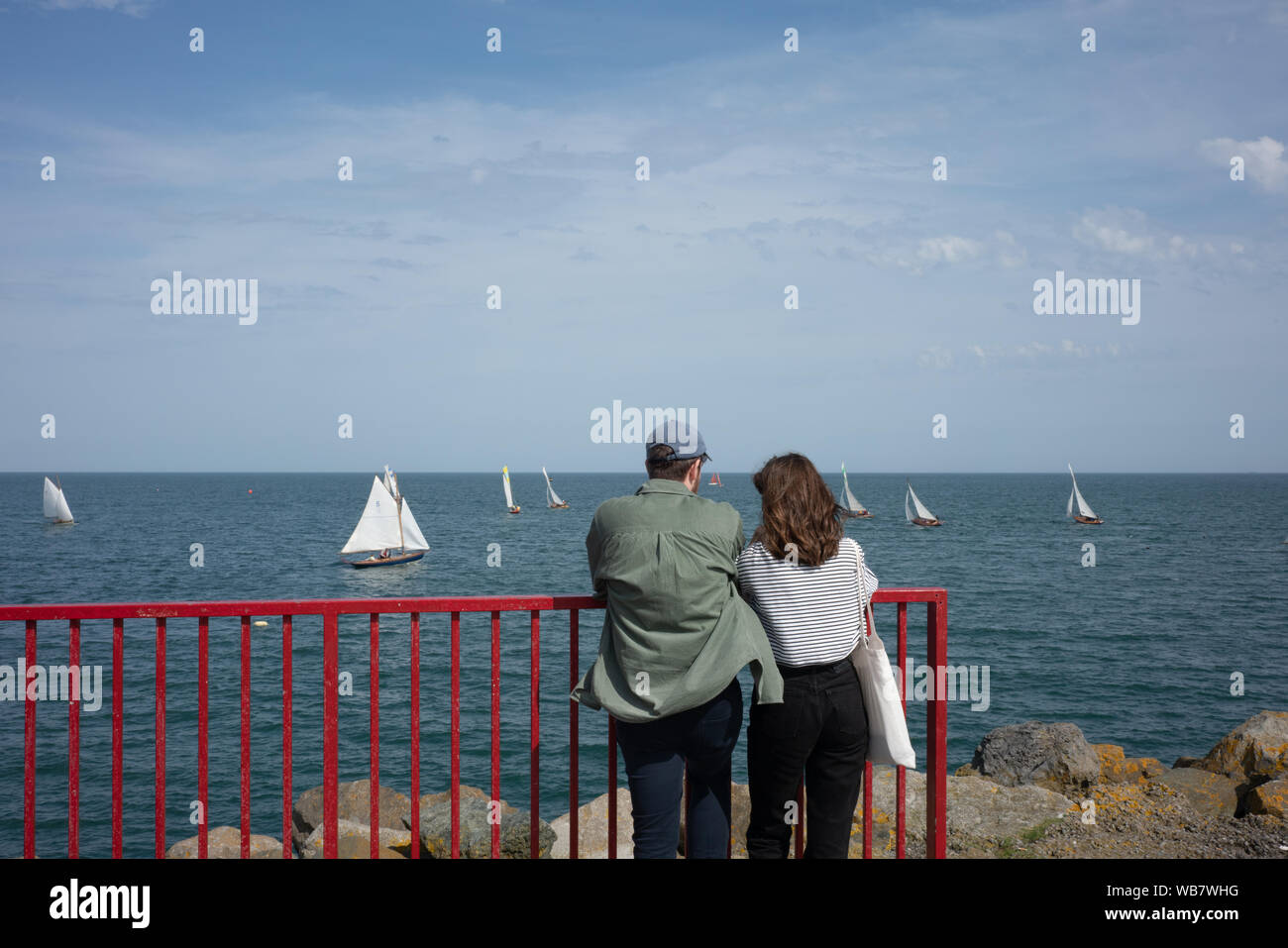 Una pareja mirando a la bahía de Dublín, Irlanda. Foto de stock