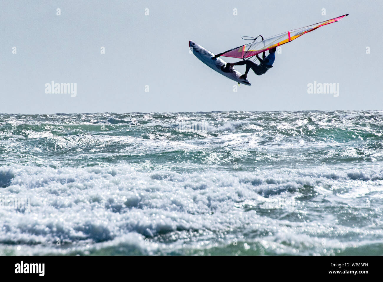 Windsurf en dramático fuertes vientos en un día soleado en West Wittering, West Sussex, Inglaterra, Reino Unido Foto de stock