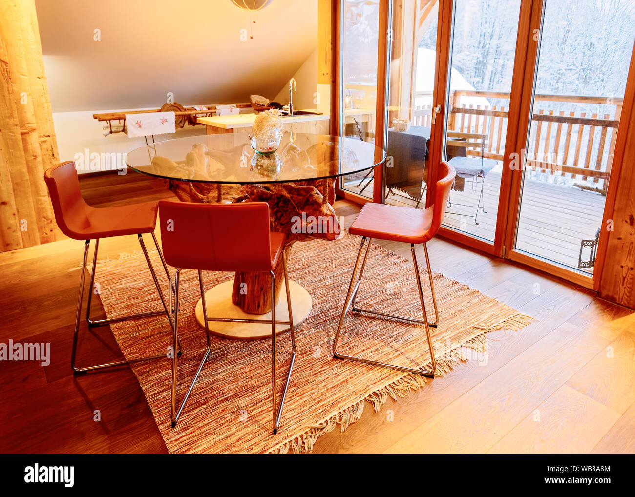 Interior Del Salon De Diseno Contemporaneo Y Una Mesa De Cristal Y