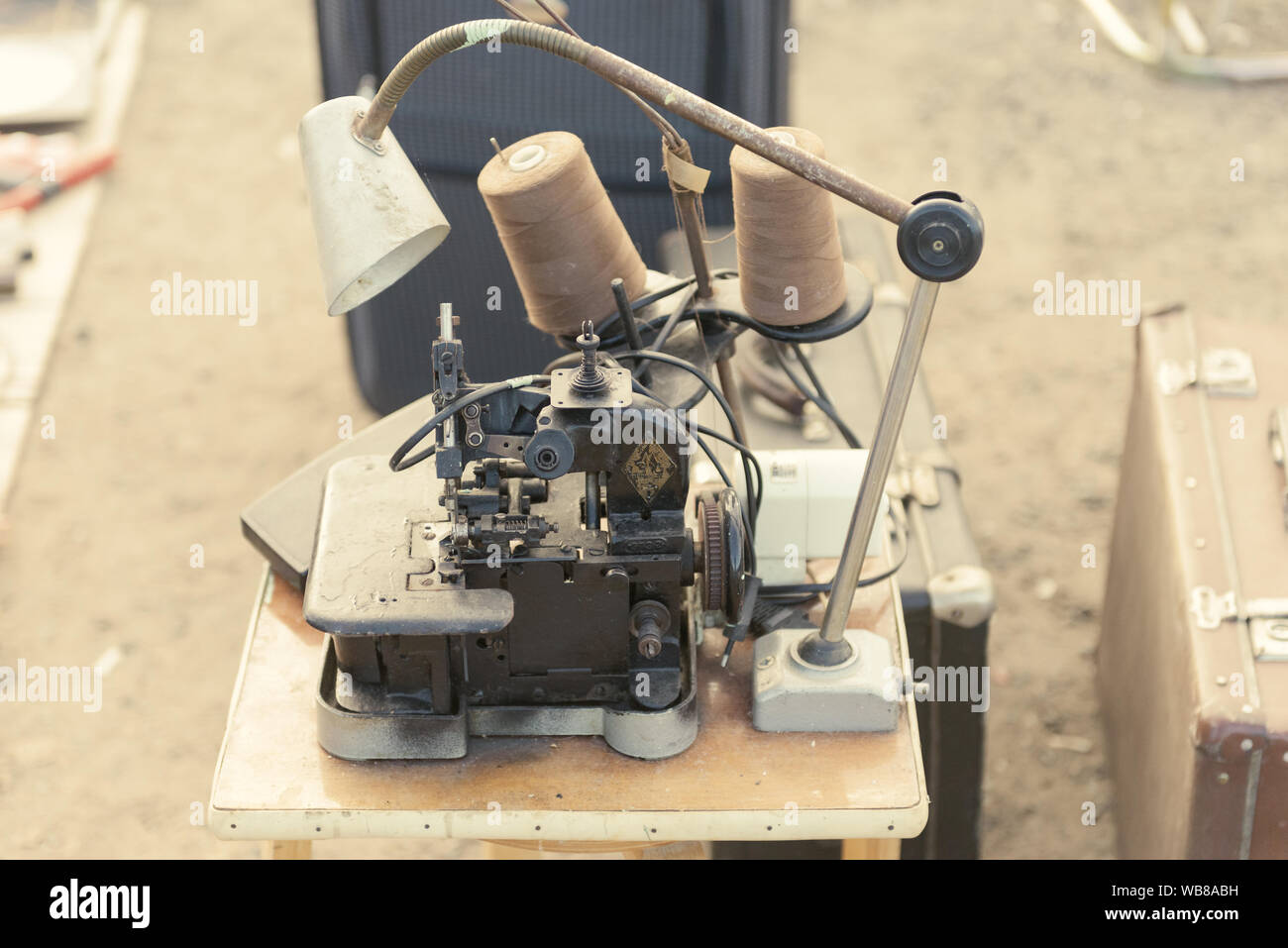 Mercado de pulgas. Venta de cosas viejas. Máquinas de coser industriales de  la URSS Fotografía de stock - Alamy