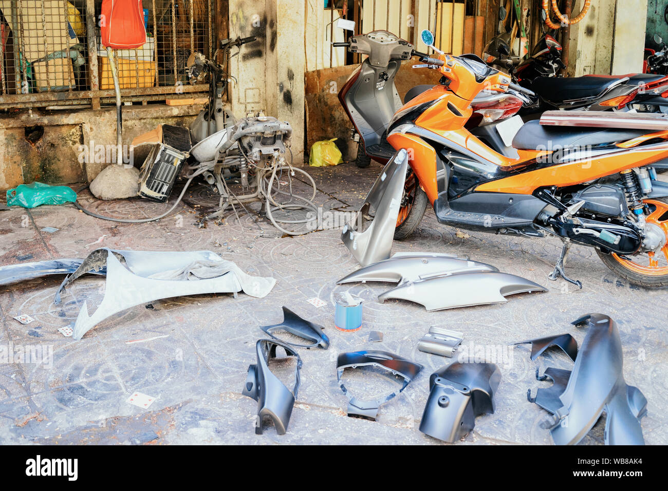 Piezas de recambio para motos en el centro de reparación de la calle en la  ciudad de Ho Chi Minh en Vietnam en Asia. Suplemento detalles de repuesto  para motocicletas y ciclomotores